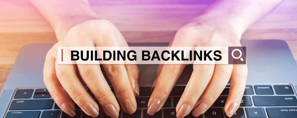 Aufbau von Backlinks mit einem Laptop